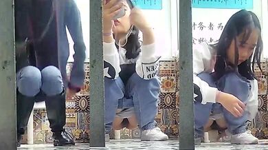 老式筒子楼全景偷拍多位美女少妇嘘嘘各种美鲍完美呈现 (9)